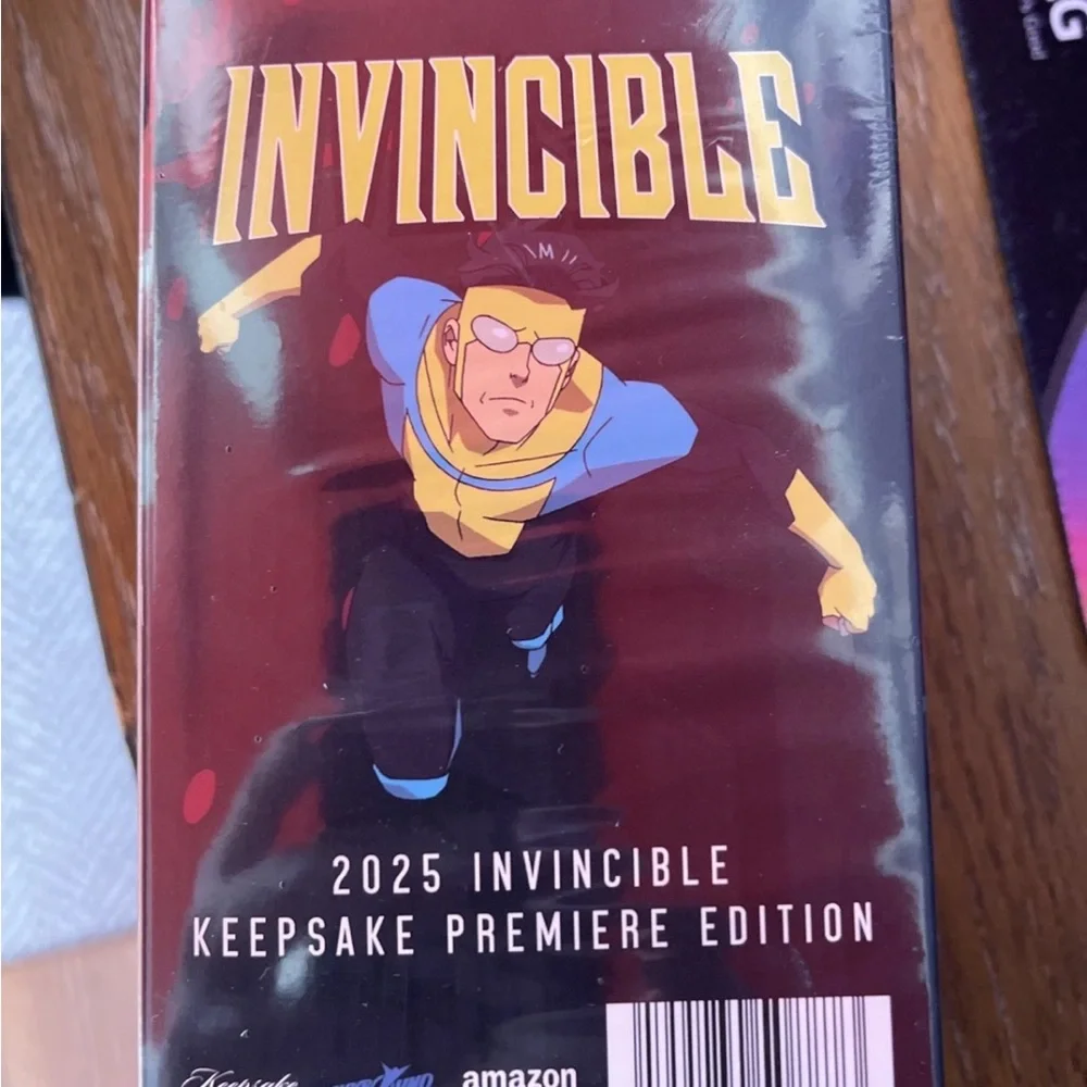 2025 Keepsake Invincible Season 1 Premiere Edition Blaster Box - Picture 3 of 3